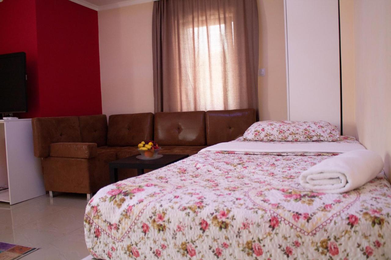 Hotel Living Suto Orizari Exterior photo