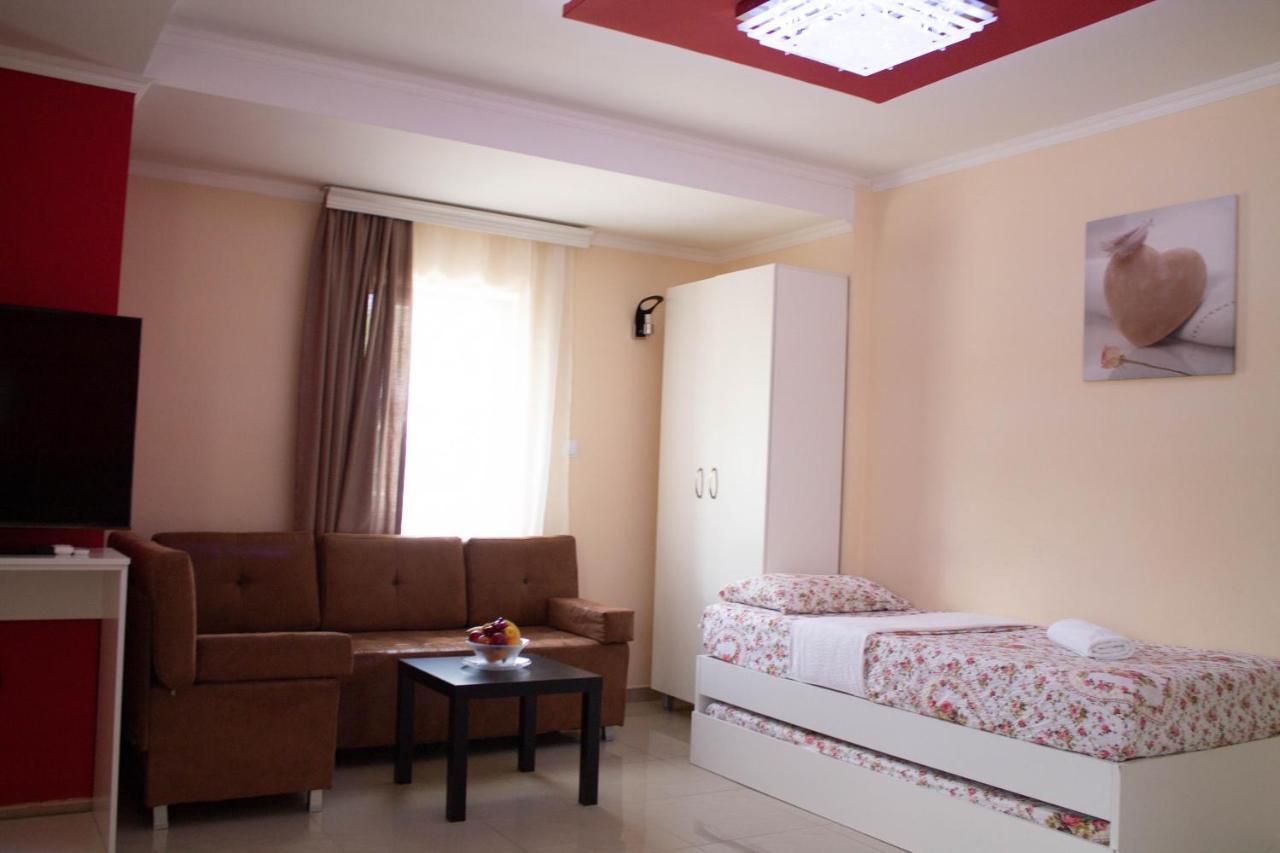 Hotel Living Suto Orizari Exterior photo