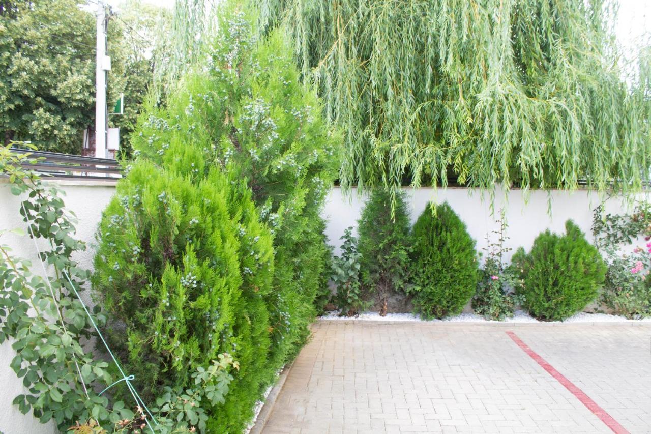 Hotel Living Suto Orizari Exterior photo